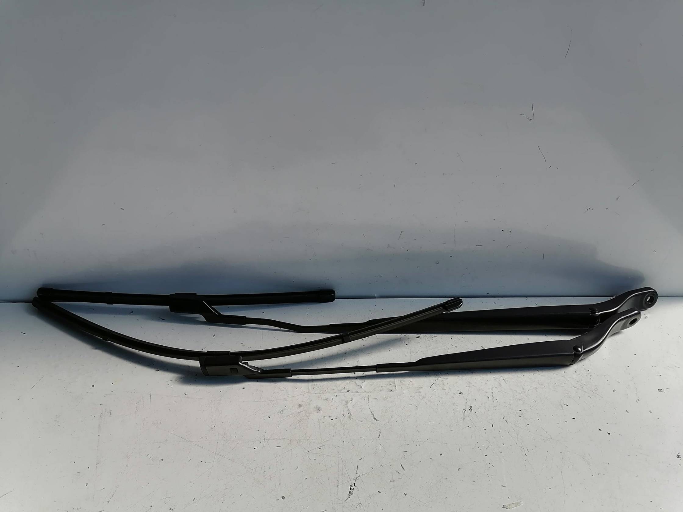 Braccio tergiparabrezza sx.